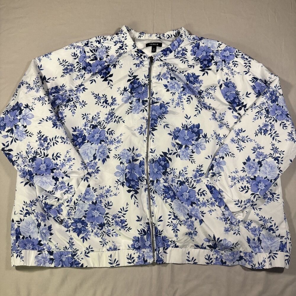 Torrid White and Blue Floral Zip Up Jacket Lightweight Size 3X Cottagecore